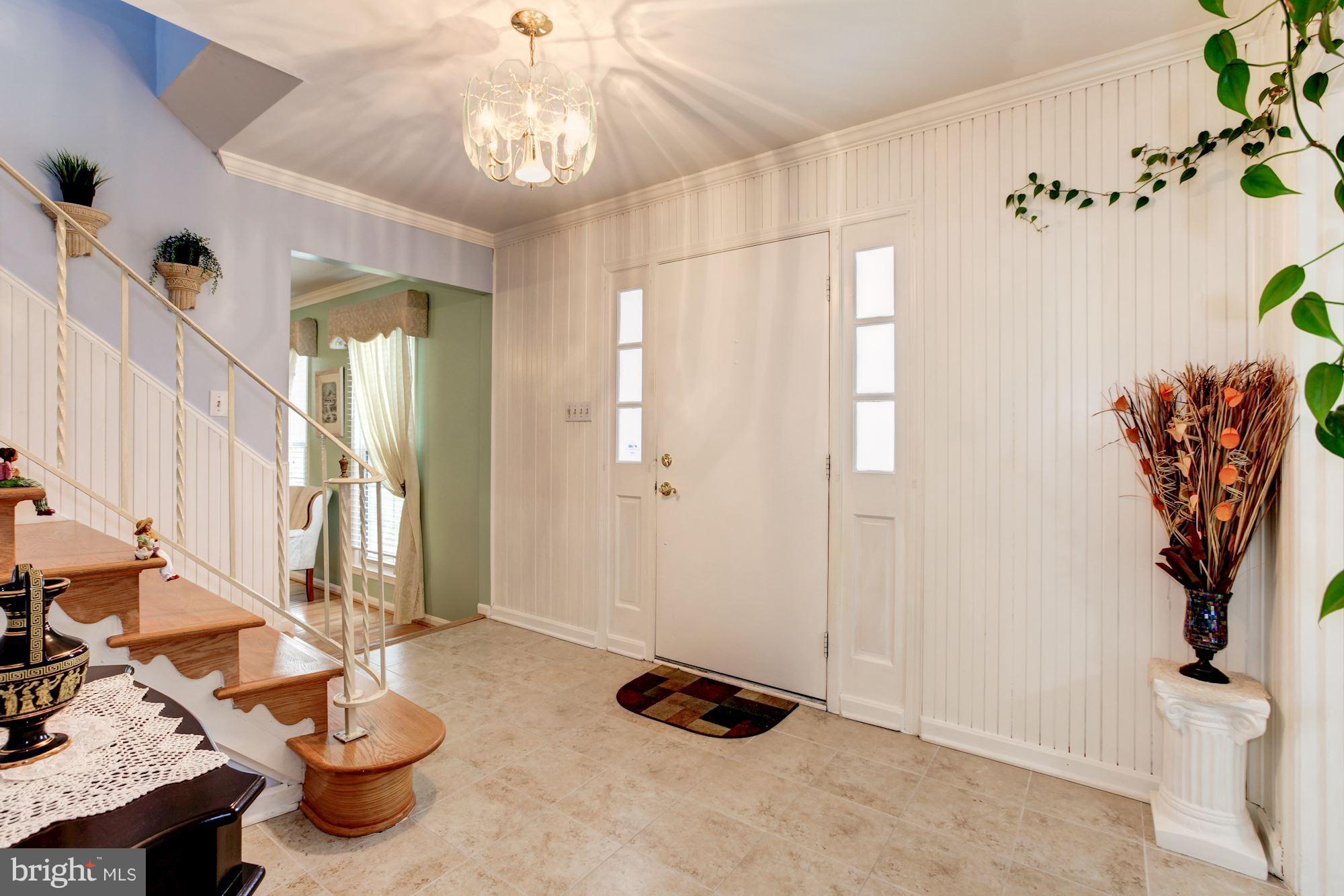Large & Bright Entry Foyer