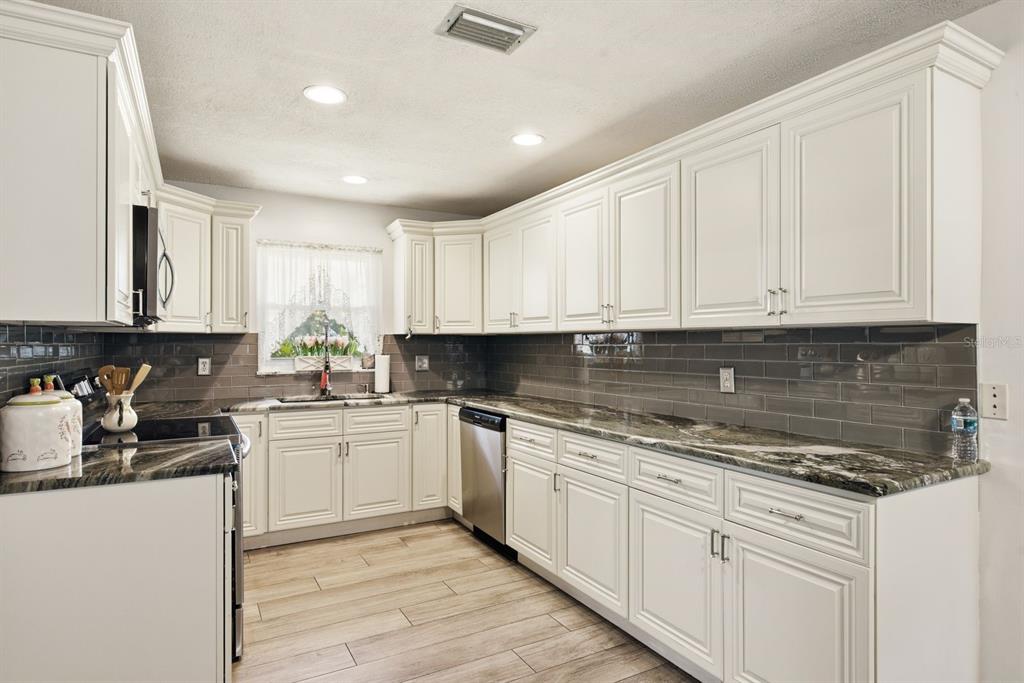 920 Lake Forest Road Clearwater, FL 33765 - Photo 11 of 40