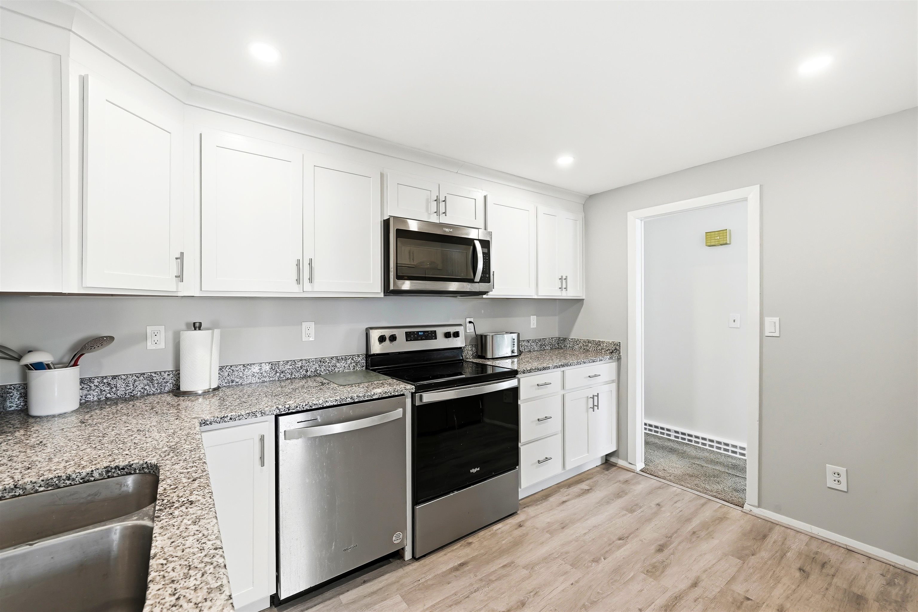 21 Carmine Road Nashua, NH 03063 - Photo 5 of 30 Gallery Image 5