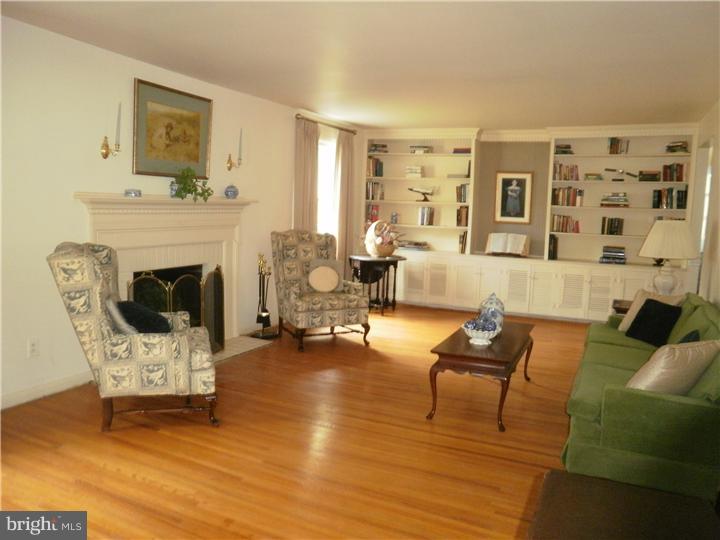 518 Covered Bridge Road Cherry Hill, NJ 08034 - Photo 6 of 25 Living Room