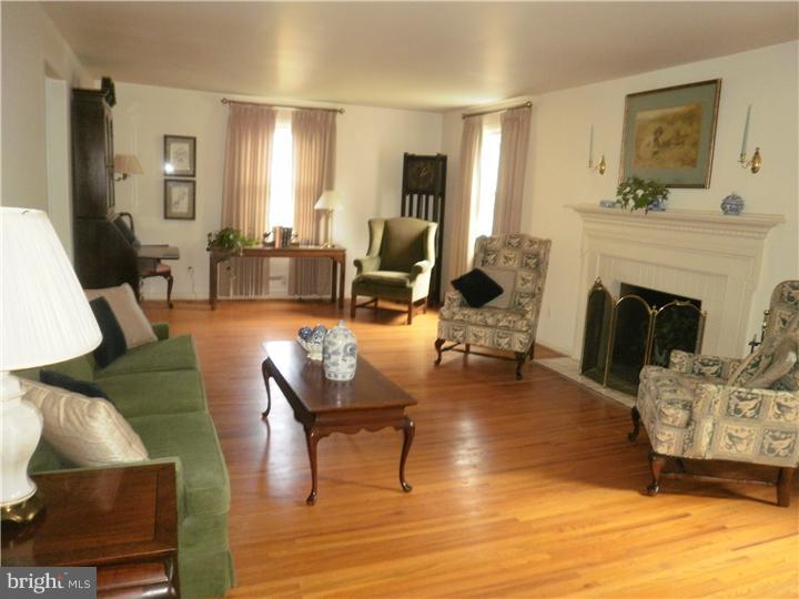 518 Covered Bridge Road Cherry Hill, NJ 08034 - Photo 7 of 25 Living Room
