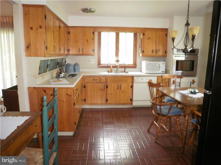 518 Covered Bridge Road Cherry Hill, NJ 08034 - Photo 10 of 25 Kitchen