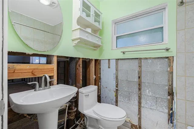 a view of a livingroom with entryway