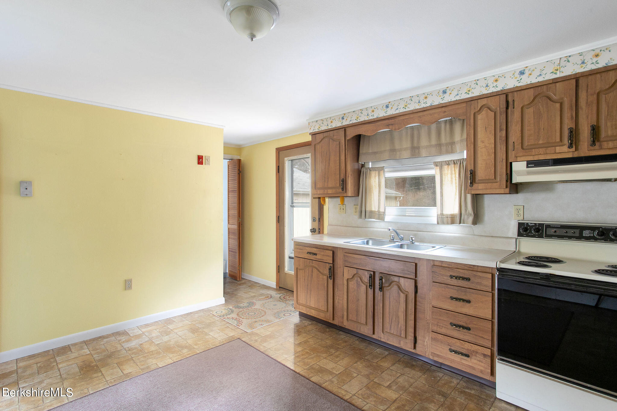 261-263 State Road Great Barrington, MA 01230 - Photo 8 of 22 kitchen