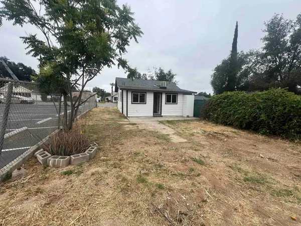 a view of a yard