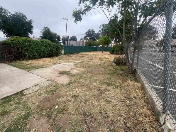 a view of a house with backyard and garden
