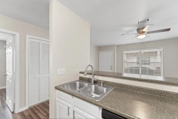 $995 | 516 Hollyhock Street, Unit 15, Prairie View, TX 77484