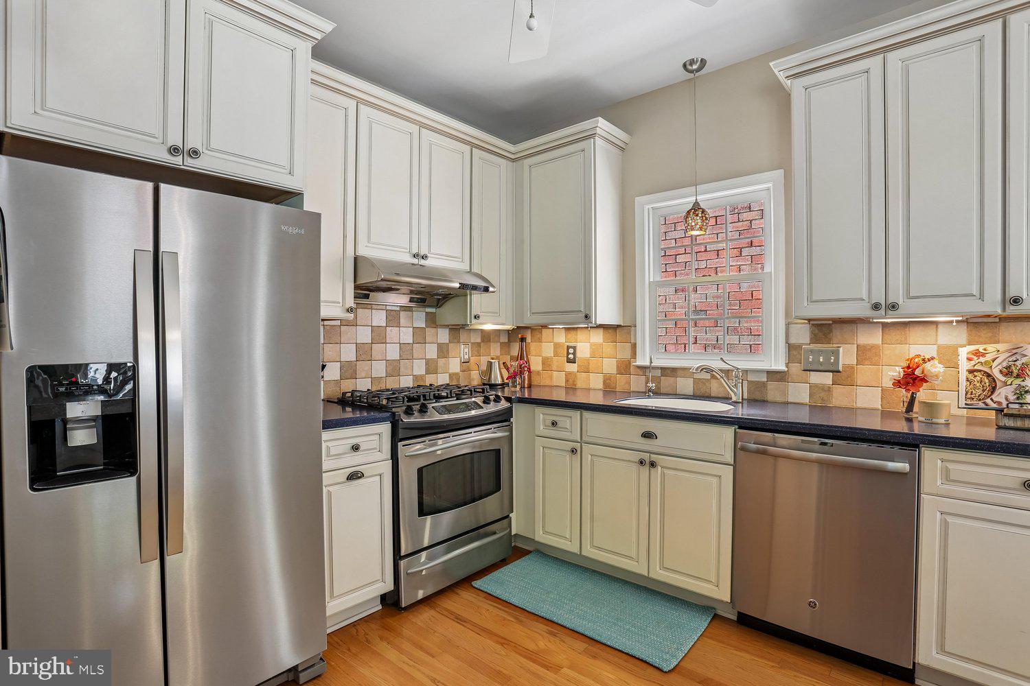 465 Tschiffely Square Road Gaithersburg, MD 20878 - Photo 10 of 74 Kitchen with stainless steel appliances