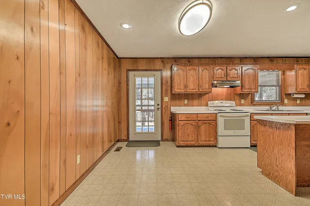 $425,000 | 1363 Highway 91, Elizabethton, TN 37643