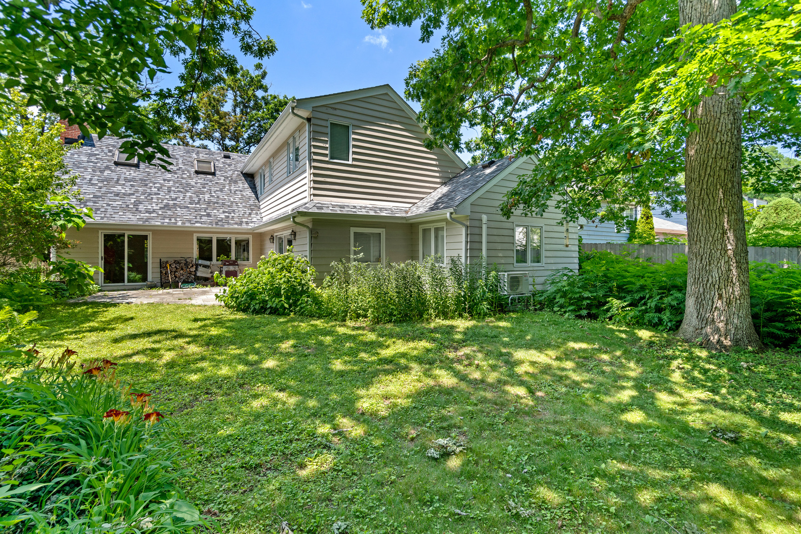 321 Newman Court Lake Bluff, IL 60044 - Photo 10 of 12 a house view with a garden space