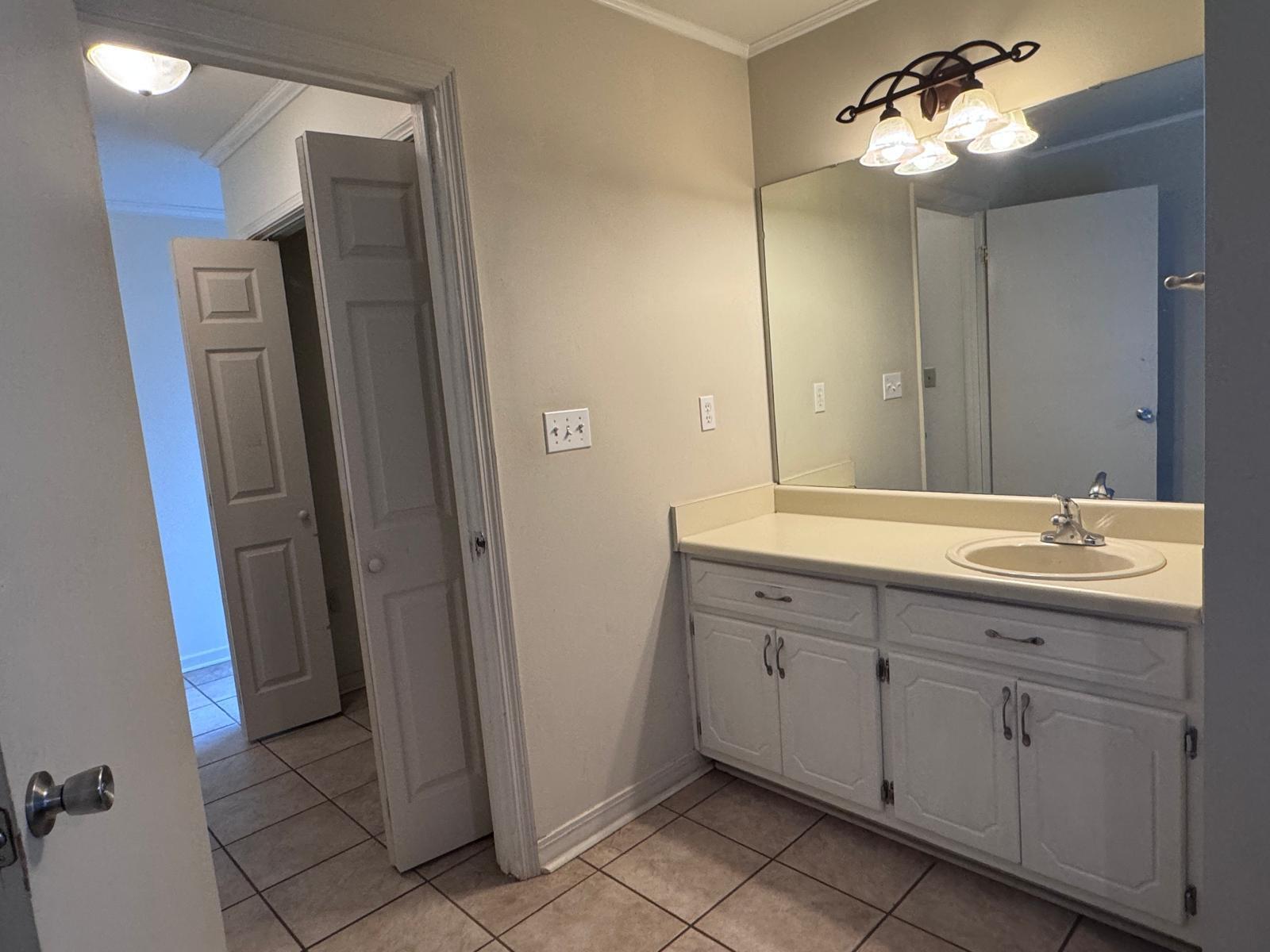 207 Pinoak Court Crestview, FL 32539 - Photo 11 of 19 WhatsApp Image 2024-09-19 at 19.48.26_f0