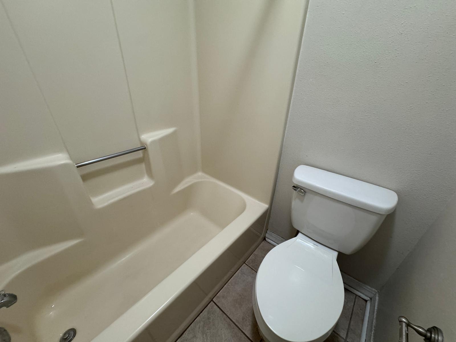 207 Pinoak Court Crestview, FL 32539 - Photo 10 of 19 WhatsApp Image 2024-09-19 at 19.48.26_05