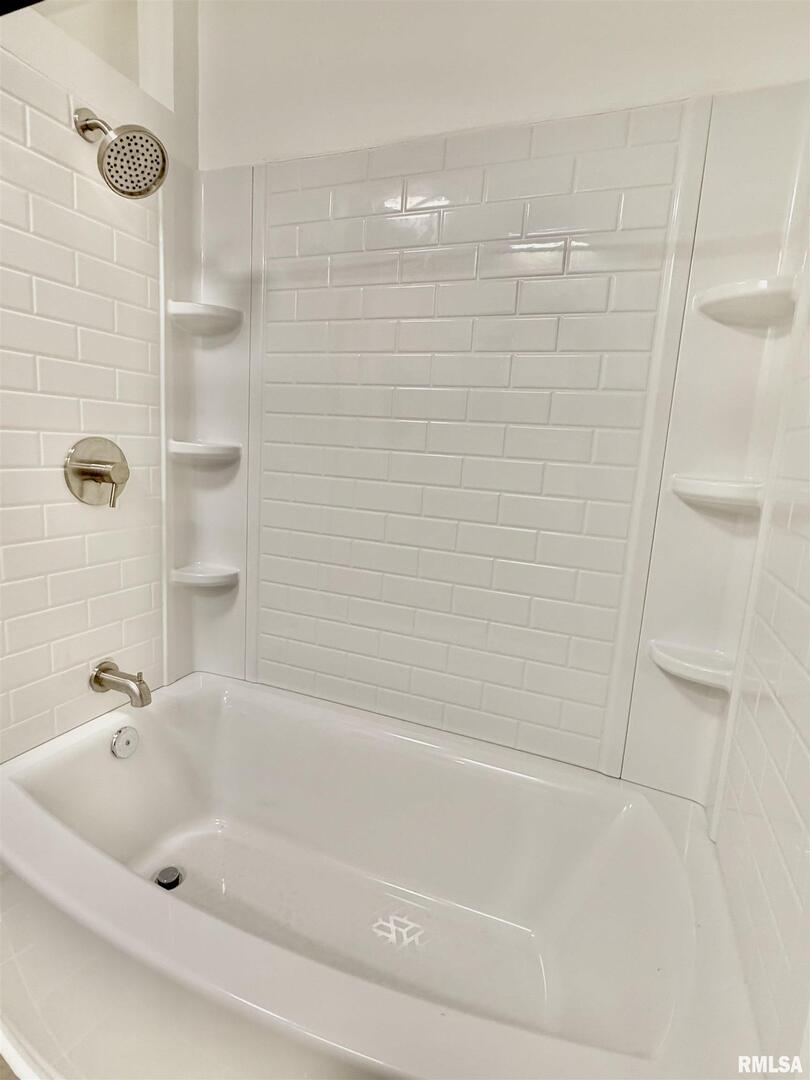 315 Hosselton Street Southwest Clay City, IL 62824 - Photo 28 of 70 a bathroom with a bathtub