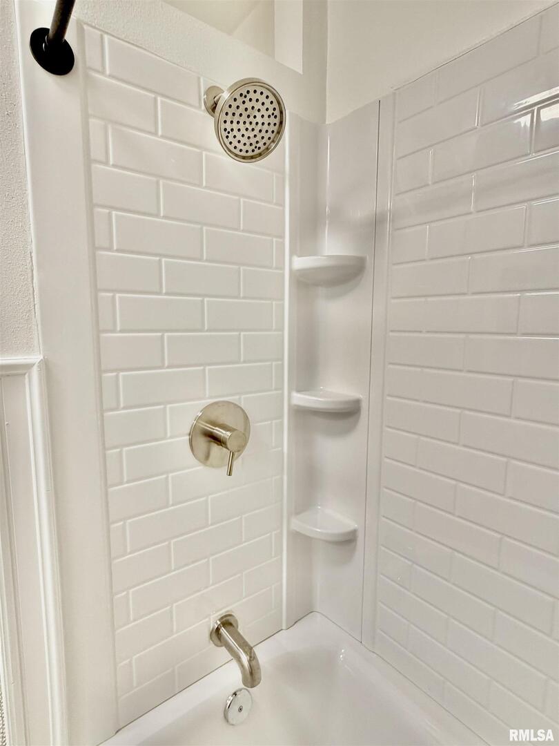 315 Hosselton Street Southwest Clay City, IL 62824 - Photo 29 of 70 a bathroom with a shower
