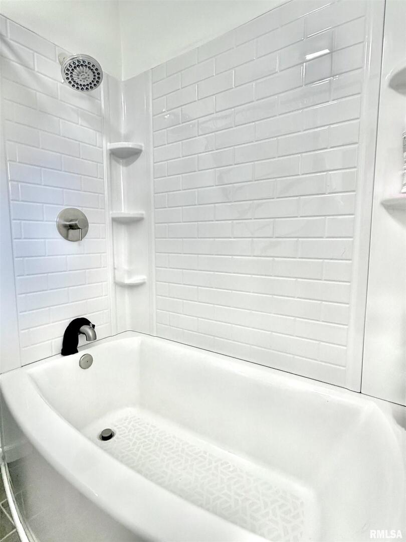 315 Hosselton Street Southwest Clay City, IL 62824 - Photo 38 of 70 a bathroom with a bathtub