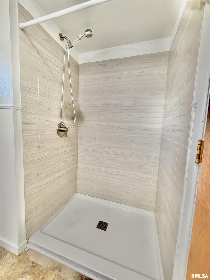 315 Hosselton Street Southwest Clay City, IL 62824 - Photo 43 of 70 a bathroom with a shower