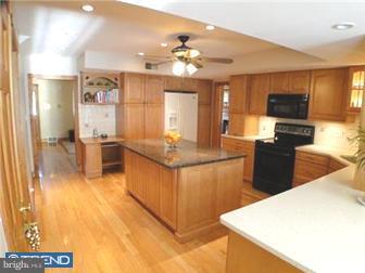 25 West Golf View Road Havertown, PA 19083 - Photo 4 of 12 Kitchen