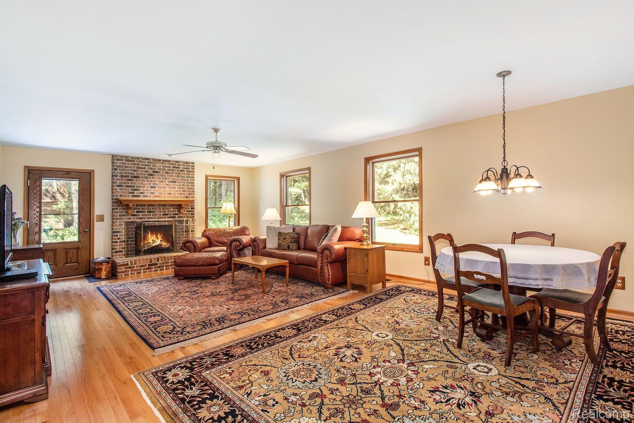 13171 Dunham Road Hartland, MI 48353 - Photo 13 of 61 Dining/Living room area