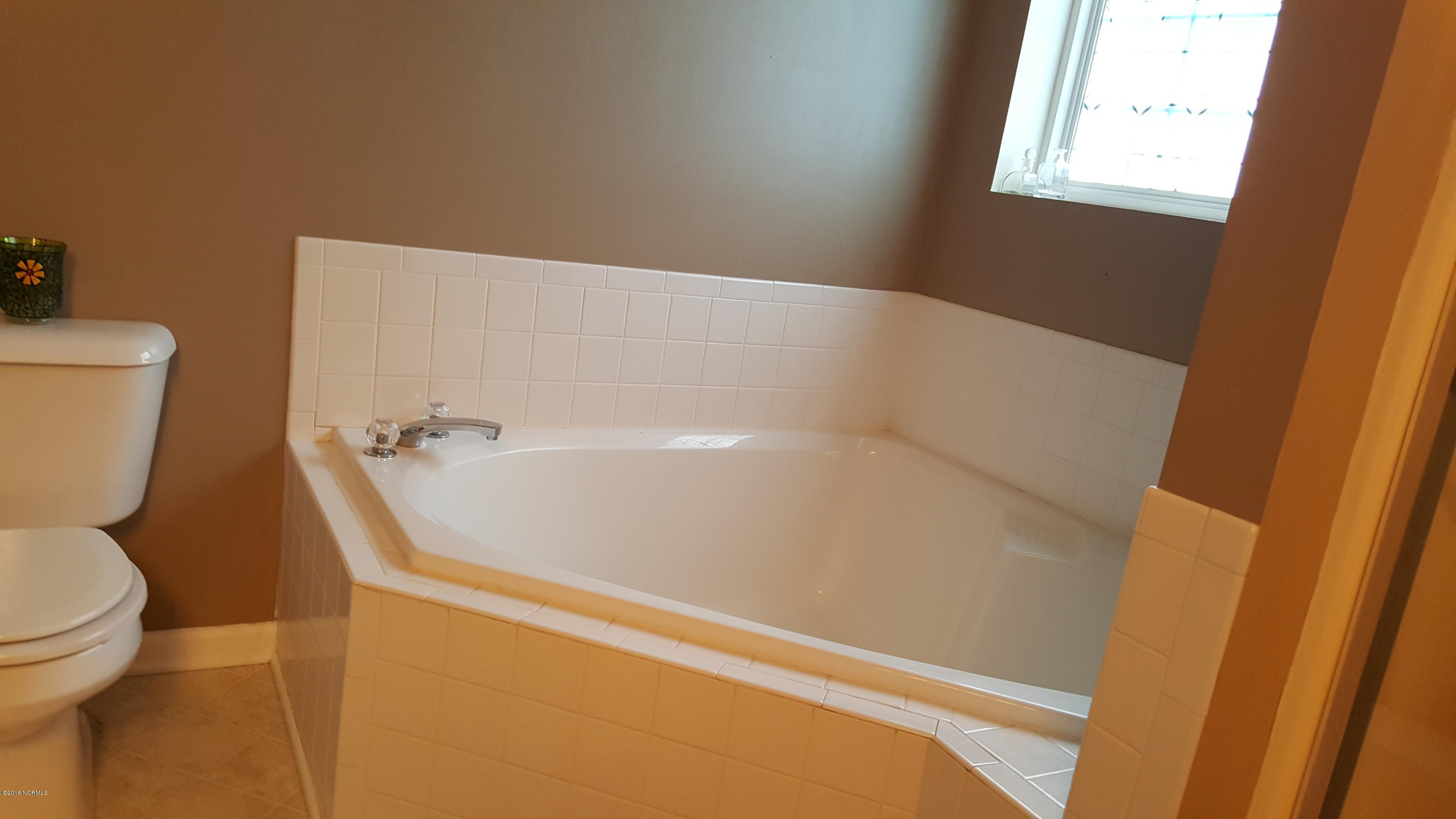 4722 Woods Edge Road Wilmington, NC 28409 - Photo 11 of 17 W E master Bath tub