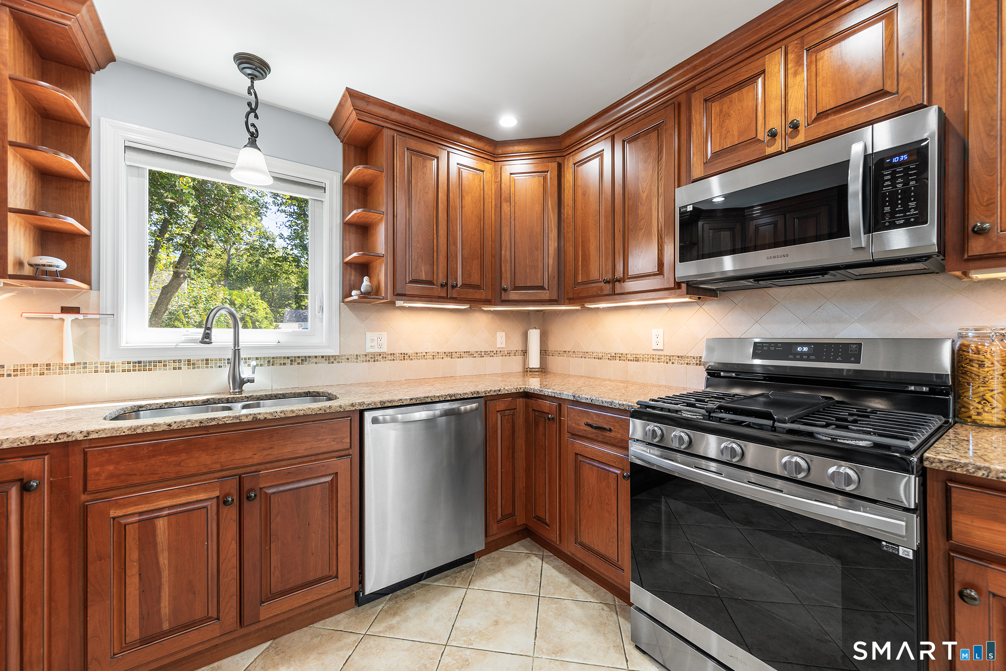 1710 Stratfield Road Fairfield, CT 06825 - Photo 8 of 40