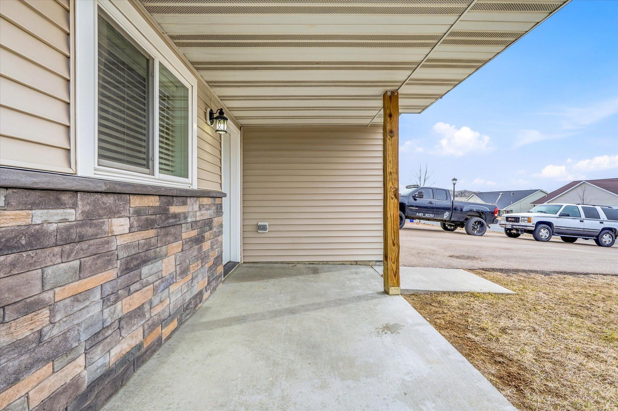 405 East Cheyenne Street Roberts, WI 54023 - Photo 4 of 36