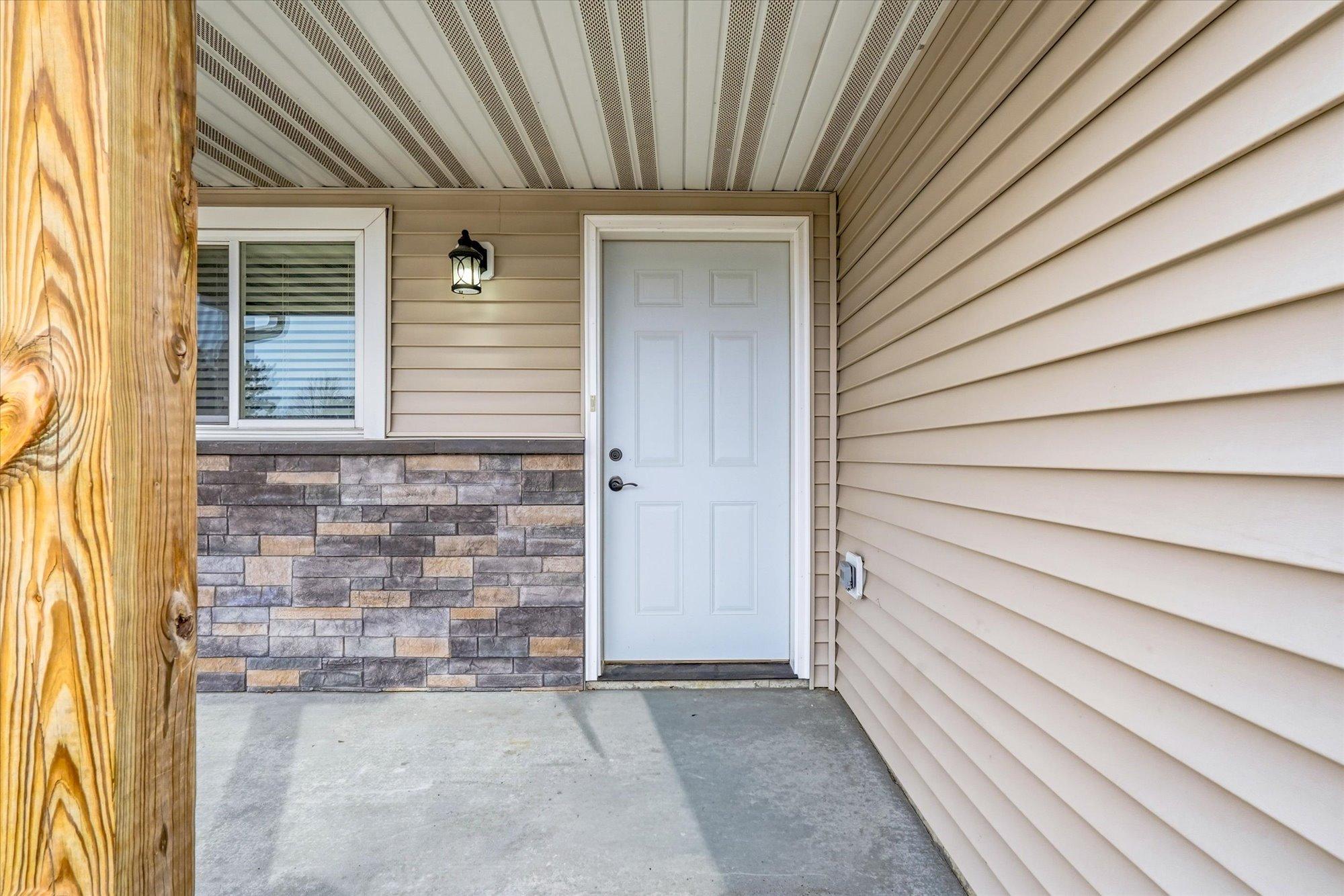 405 East Cheyenne Street Roberts, WI 54023 - Photo 5 of 36