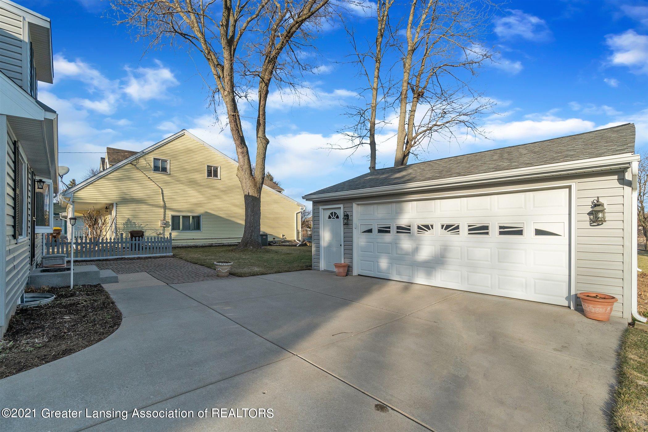 922 Robins Road Lansing, MI 48917 - Photo 28 of 34 Large garage