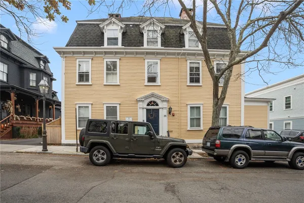 $2,700 | 35 Pelham Street, Unit PHE, Newport, RI 02840