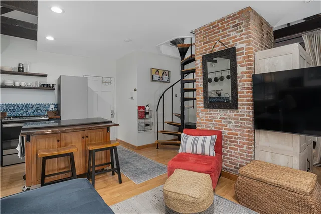 $2,700 | 35 Pelham Street, Unit PHE, Newport, RI 02840