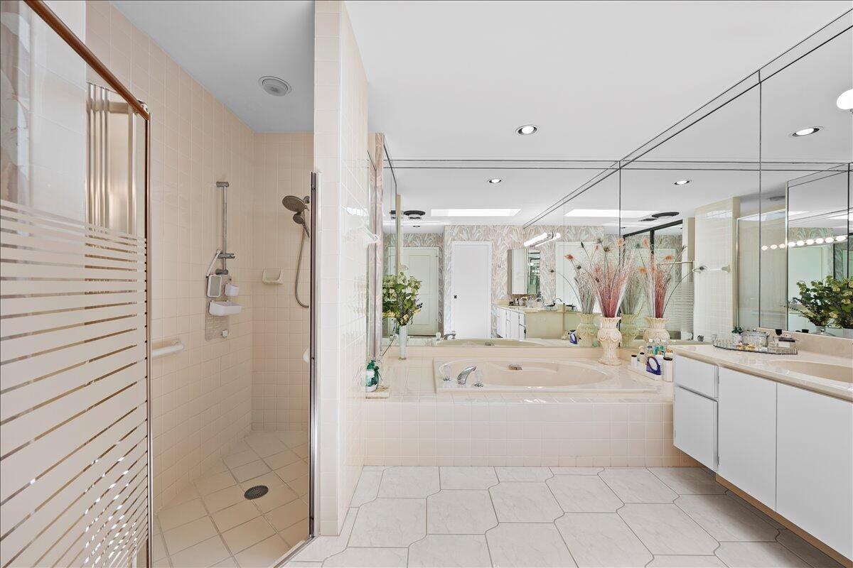 352 River Edge Road Jupiter, FL 33477 - Photo 19 of 56 Primary Bath
