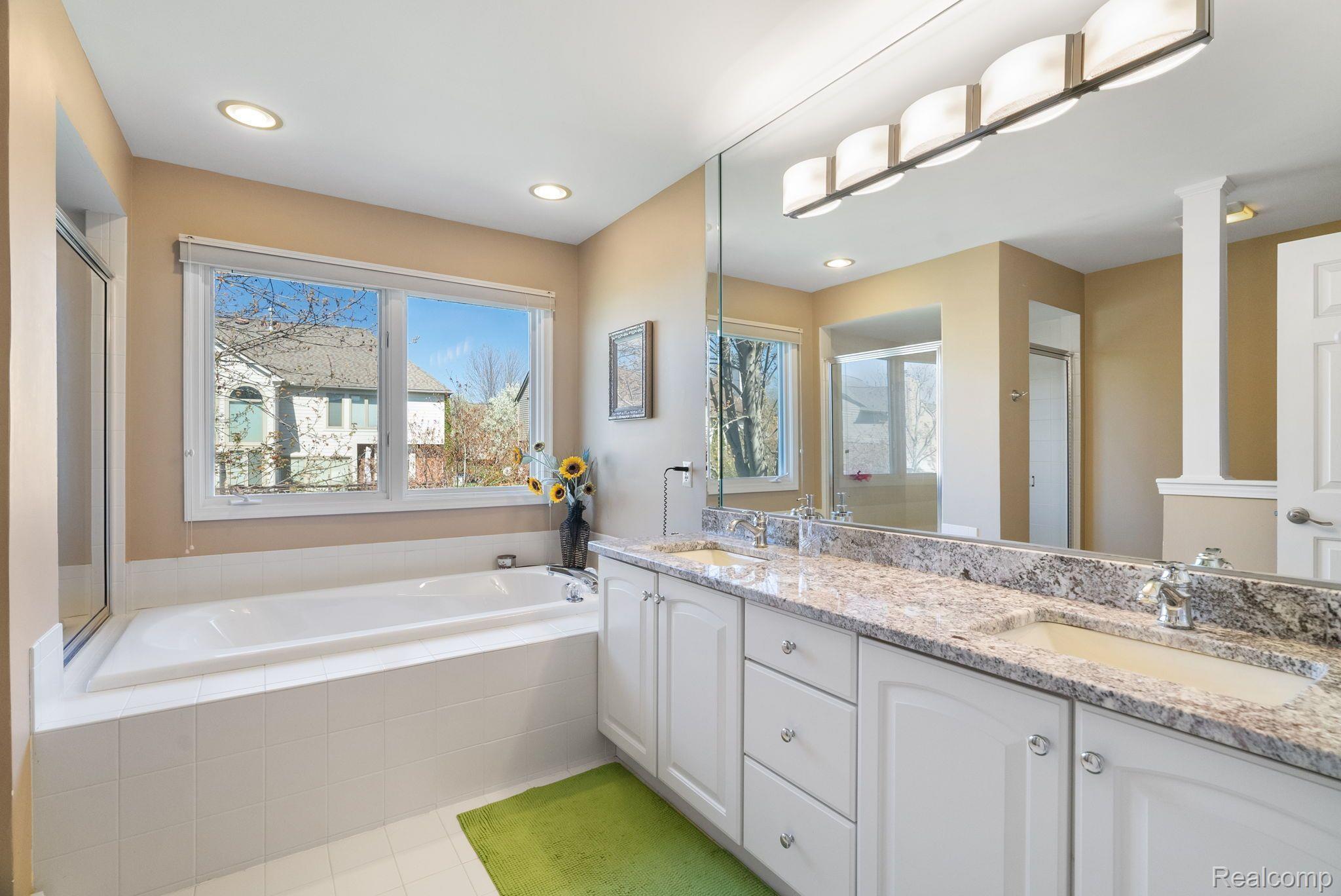 1309 Ross Lane Rochester, MI 48306 - Photo 21 of 37 Five-piece Primary bath