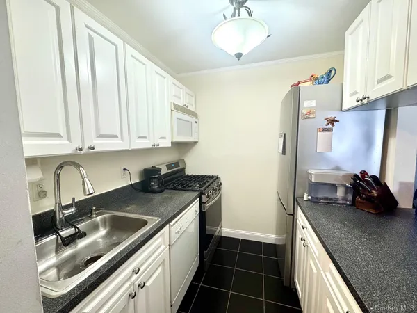 $229,990 | 1 Aspen Court, Unit 1, Coram, NY 11727