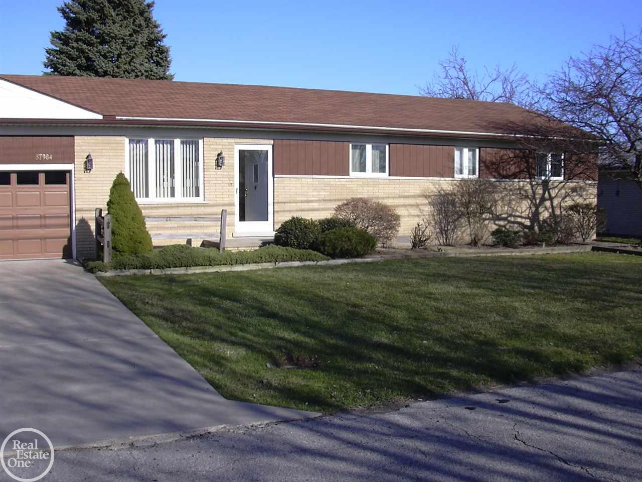 37984 Pointe Rosa Street Harrison Township, MI 48045 - Photo 33 of 33 31370813-32.JPG