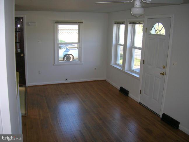 15915 Dellinger Road Williamsport, MD 21795 - Photo 4 of 17 Living Room