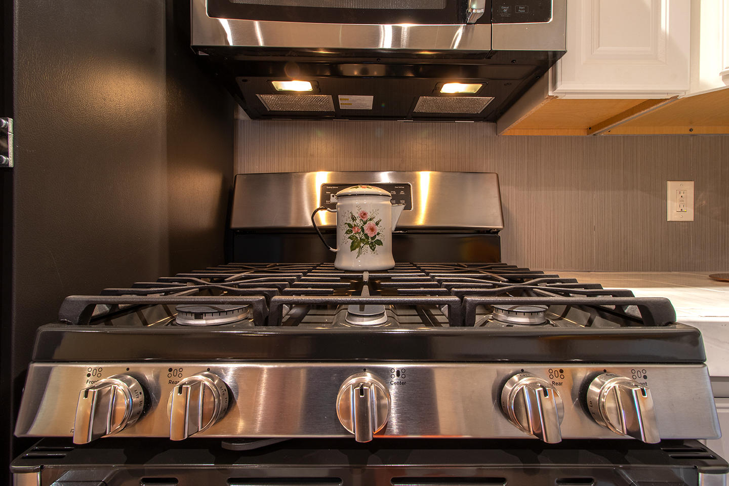 53475 Tollgate Road Idyllwild, CA 92549 - Photo 11 of 46 a close view of stove top oven