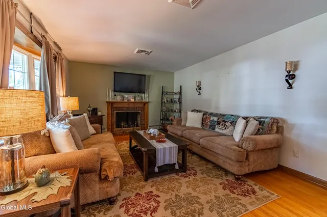 $400,000 | 8 Daisy Lane, Albany, NY 12211