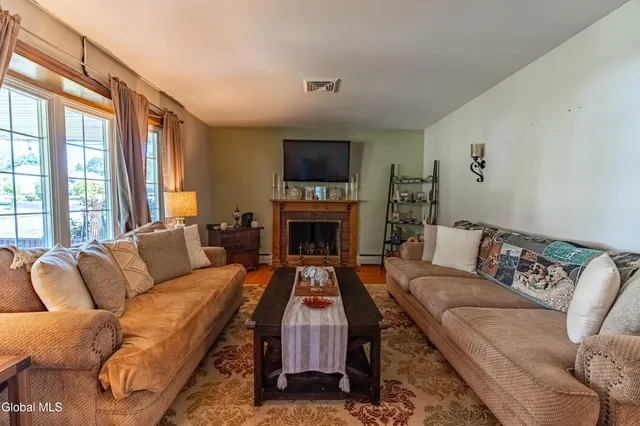 $400,000 | 8 Daisy Lane, Albany, NY 12211