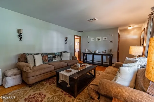 $400,000 | 8 Daisy Lane, Albany, NY 12211