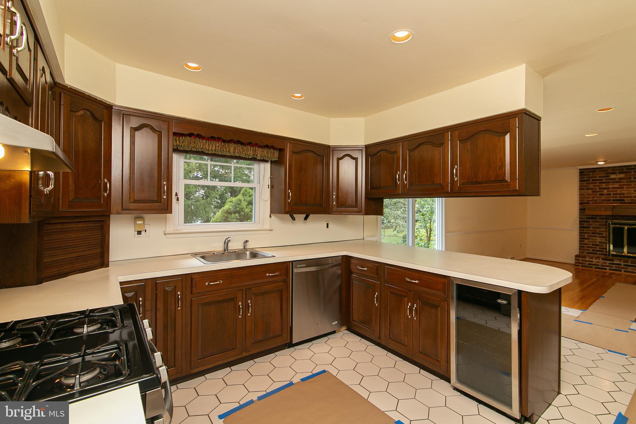 754 West Rolling Road Springfield, PA 19064 - Photo 16 of 53 Generous kitchen w/peninsular bar & wine frig