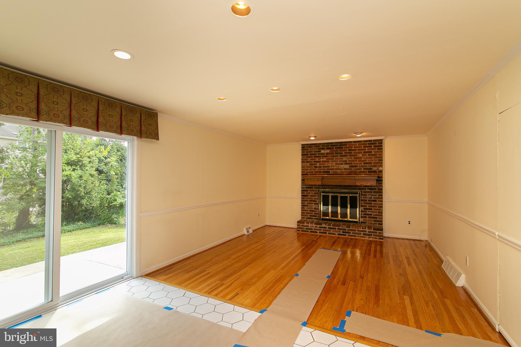 754 West Rolling Road Springfield, PA 19064 - Photo 20 of 53 Family room/Great room off kitchen w/sliders