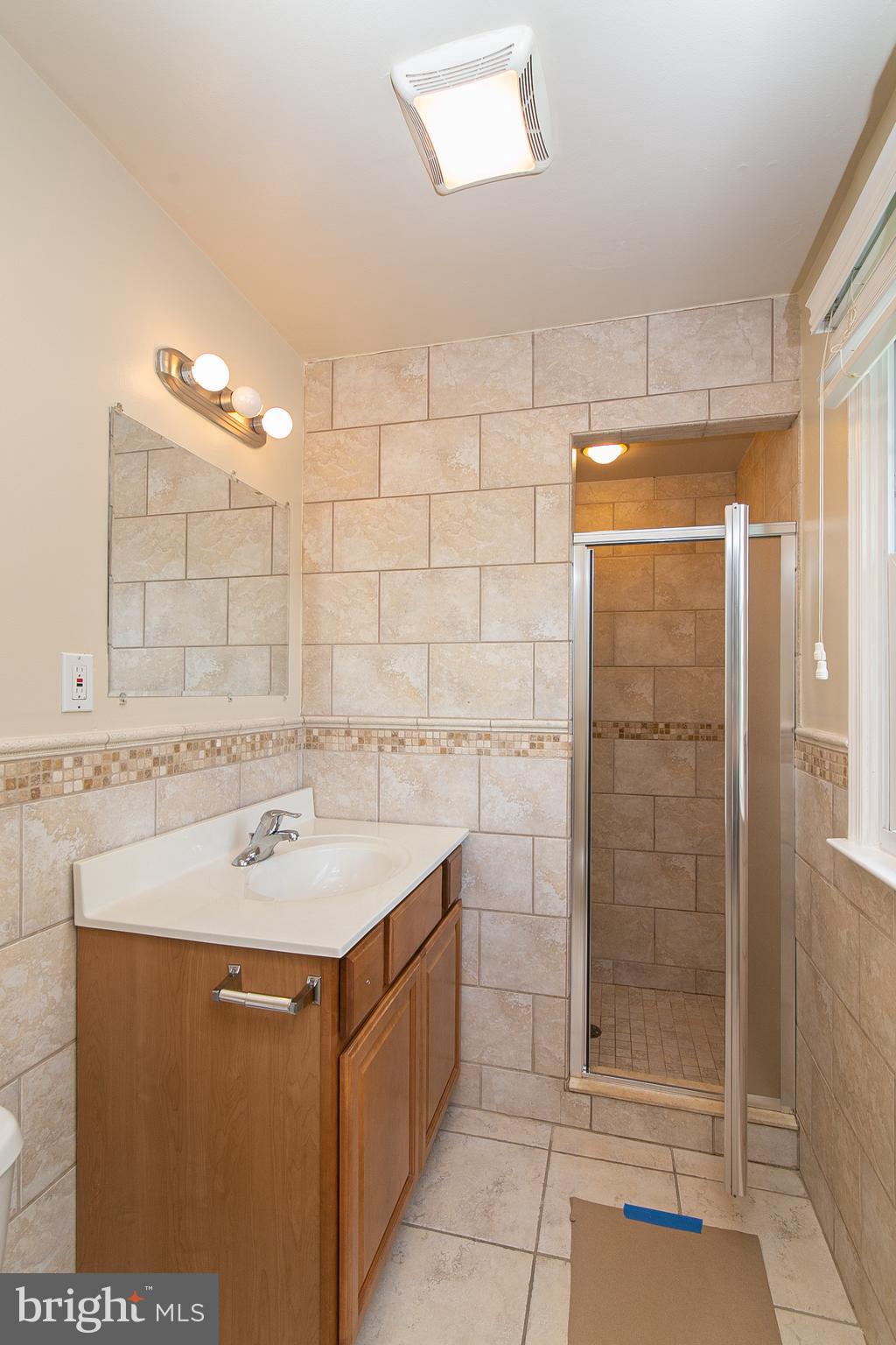 754 West Rolling Road Springfield, PA 19064 - Photo 28 of 53 En Suite Bathroom