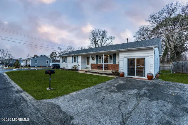 a view of a yard in front of a house