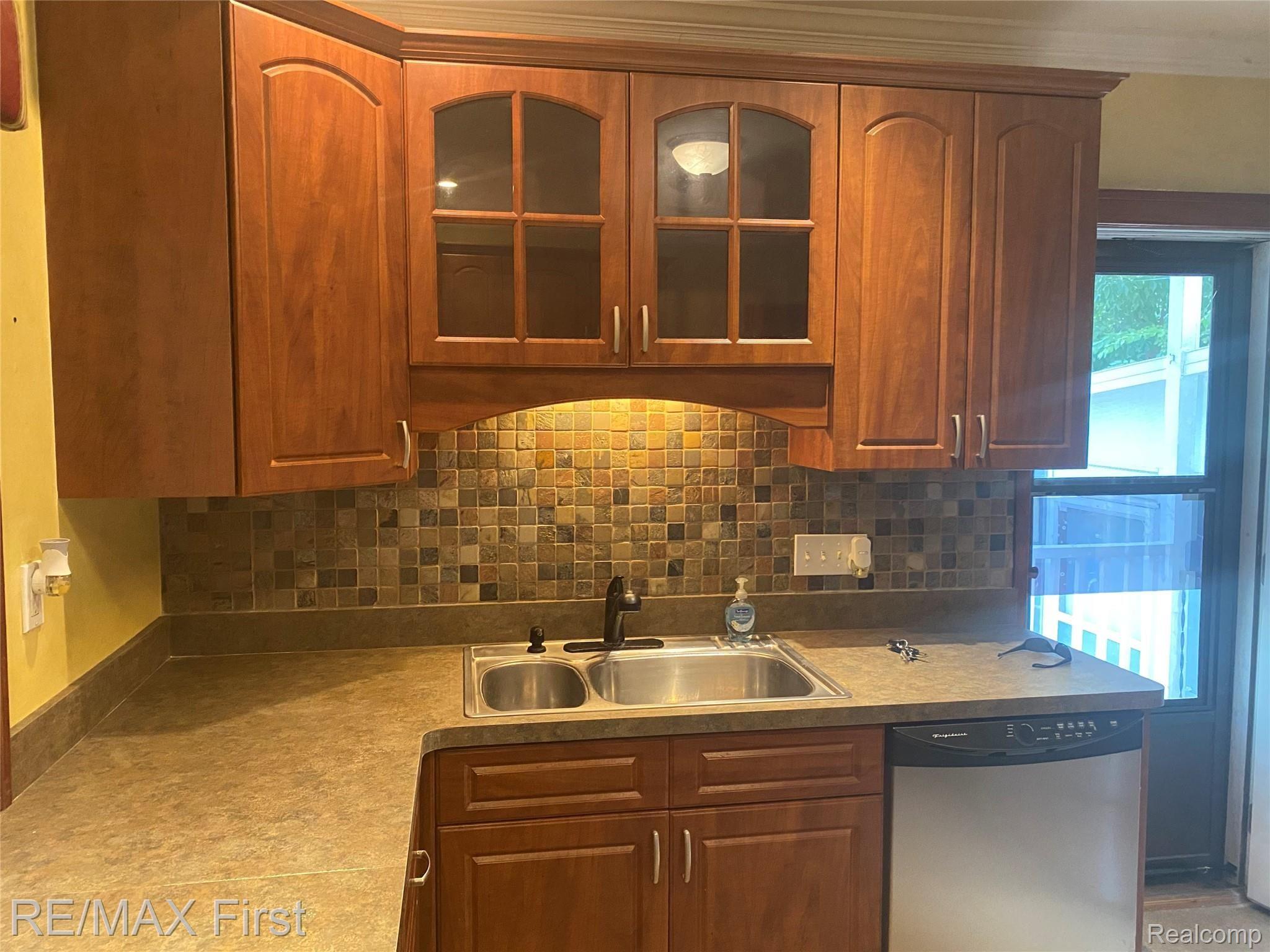22797 Pleasant Avenue Eastpointe, MI 48021 - Photo 4 of 26 5DA74E59-DE6F-4C93-A7A5-01F8B4D98B8E.jpeg
