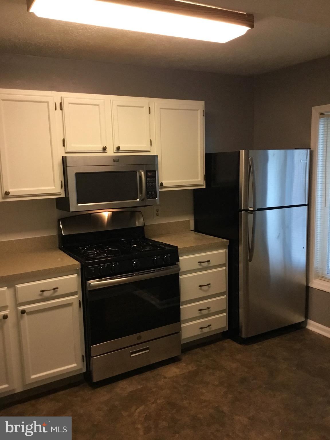 2215 Hunter's Run Drive, Unit 2215 Reston, VA 20191 - Photo 4 of 26 Kitchen w/ Brand New Stainless Steel Appliances