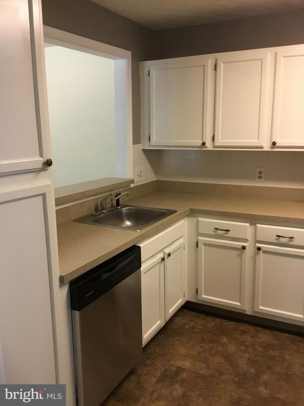 2215 Hunter's Run Drive, Unit 2215 Reston, VA 20191 - Photo 5 of 26 Kitchen w/ Brand New Stainless Steel Appliances