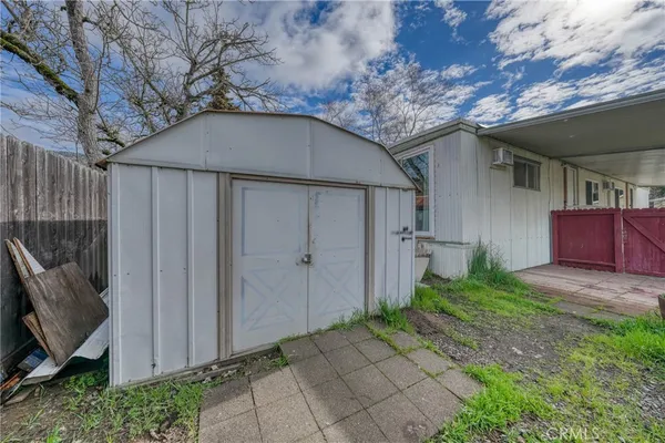 a view of a backyard with pathway