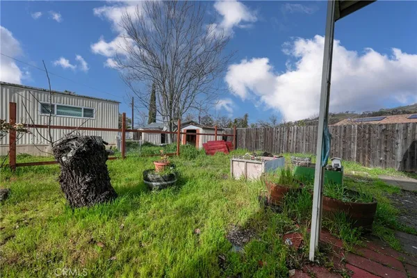 a view of a backyard