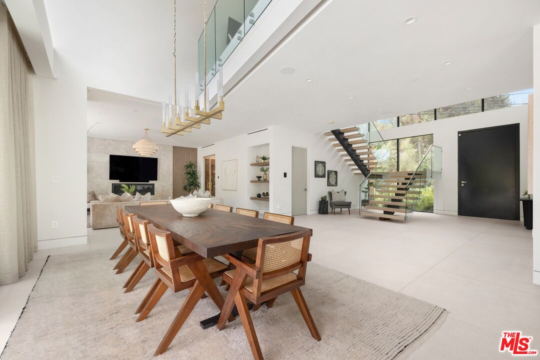2814 Roscomare Road Los Angeles, CA 90077 - Photo 3 of 36