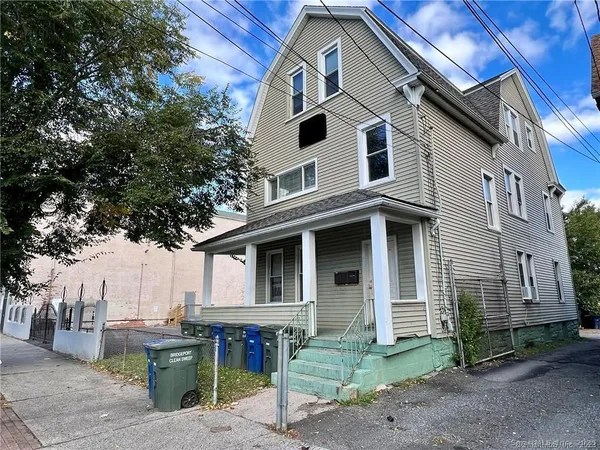 $1,700 | 1102 East Main Street, Unit 1, Bridgeport, CT 06608