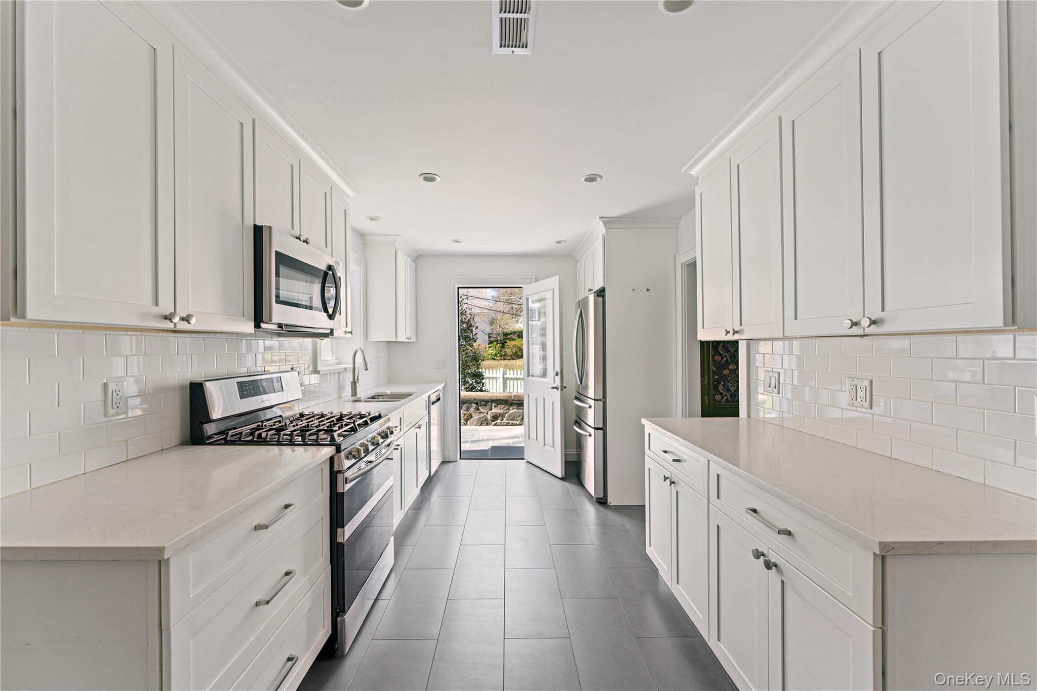 18 Wellyn Road Bronxville, NY 10708 - Photo 8 of 27